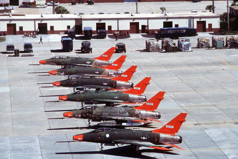 QF-100_Super_Sabres_at_Tyndall_AFB_1990.