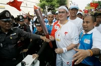 thailand_olympic_torch_sl108.jpg