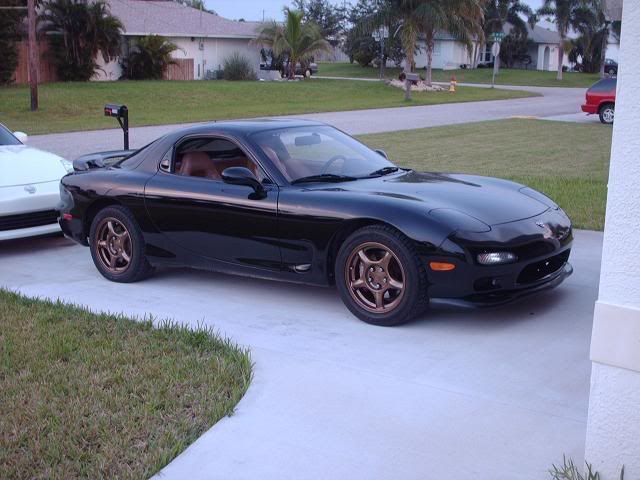 http://i175.photobucket.com/albums/w136/secondstorage/93%20RX7%20TOURING/1993MazdaRX7.jpg