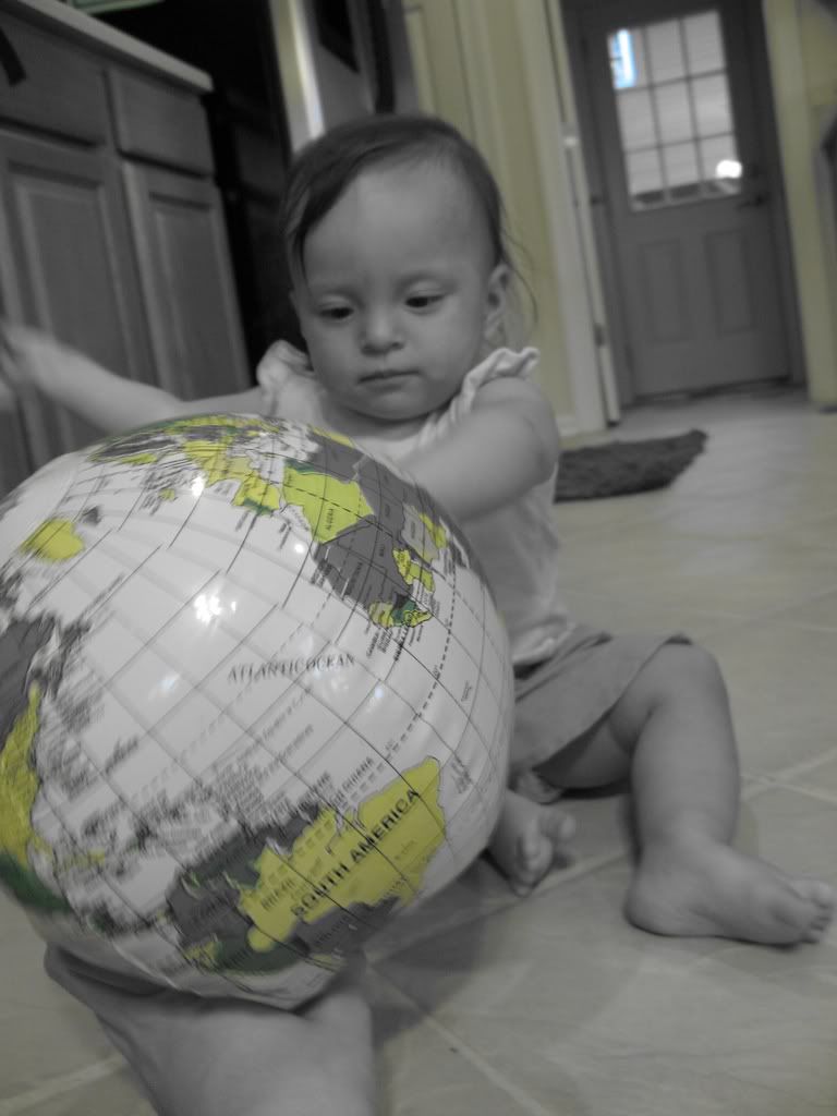 Scarlett has the whole world in her hands Image