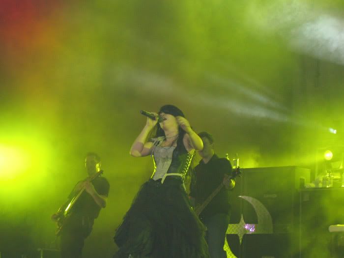 Evanescence_at_Wembley_2004_01.jpg