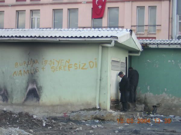 eminonunda_bir_ayakyolu_.jpg