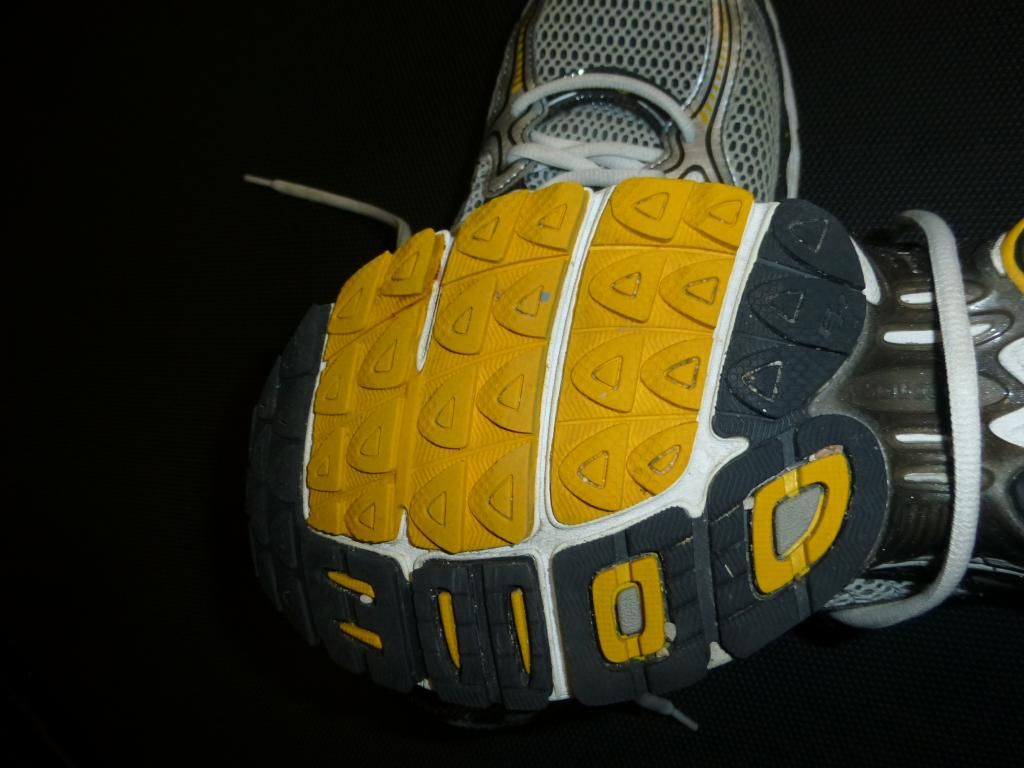 mens running shoes size 10