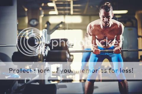 evosport 100% whey protein powder man lifting weights