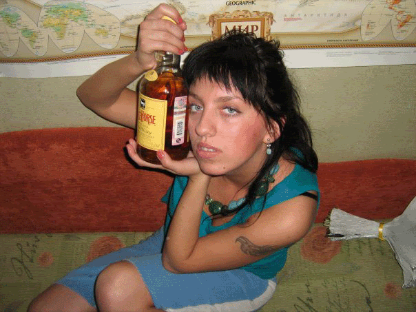 Бухие русские девушки. Красивые девушки алкоголички. Молодая девушка алкашка.
